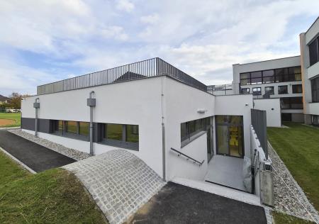 Foto1 V preteklem šolskem letu smo zaključili z gradnjo prizidka jedilnice na OŠ Domžale